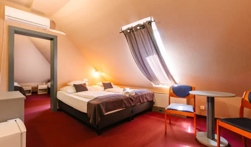 Hotel Unicornis Eger - M�jus 1.