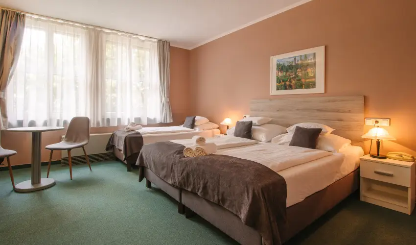 Hotel Unicornis Eger - M�jus 1.