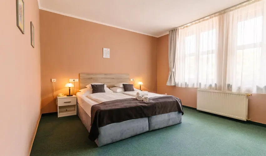 Hotel Unicornis Eger - M�jus 1.