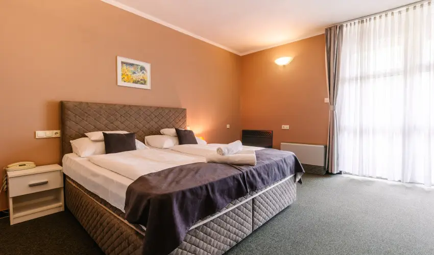 Hotel Unicornis Eger - M�jus 1.
