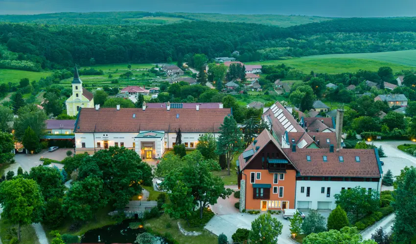 Hotel Vcsecity Herndvcse - Mjus 1. (min. 2 j)