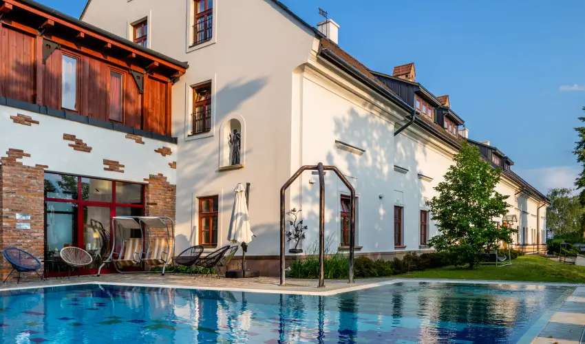 Hotel V�csecity Hern�dv�cse - M�jus 1. (min. 2 �j)