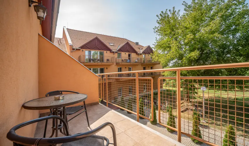 Term�l Hotel Vesta T�pi�szecs� - M�jus 1.