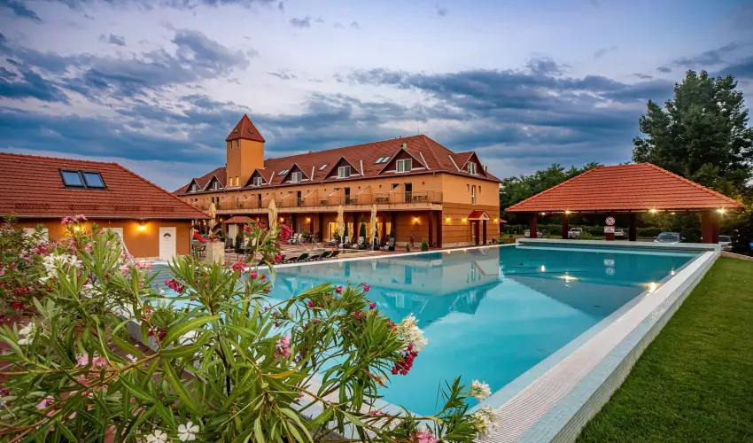 Term�l Hotel Vesta T�pi�szecs� - M�jus 1.