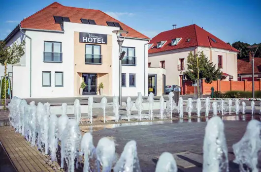 Hotel Vikt�ria - M�jus 1.