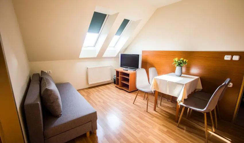 Hotel Vikt�ria S�rv�r - M�jus 1.