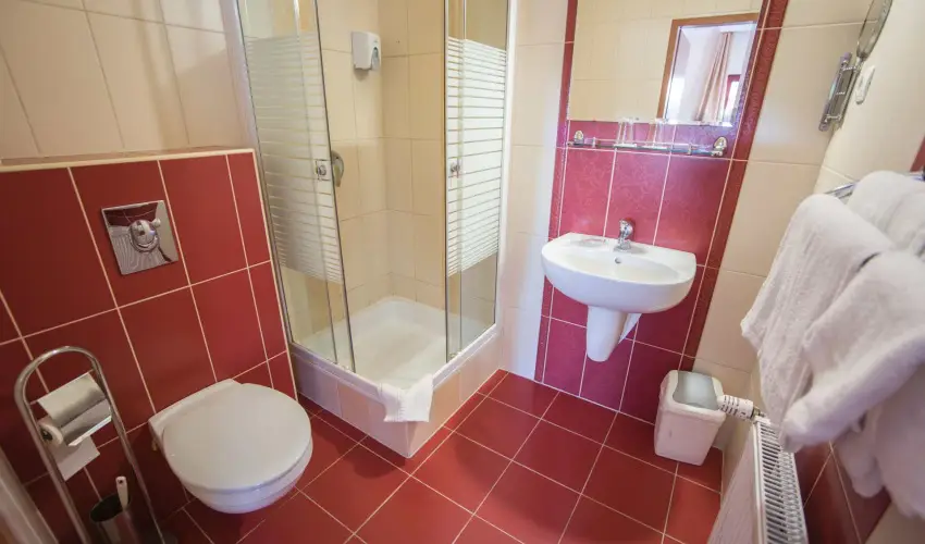 Hotel Vikt�ria S�rv�r - M�jus 1.