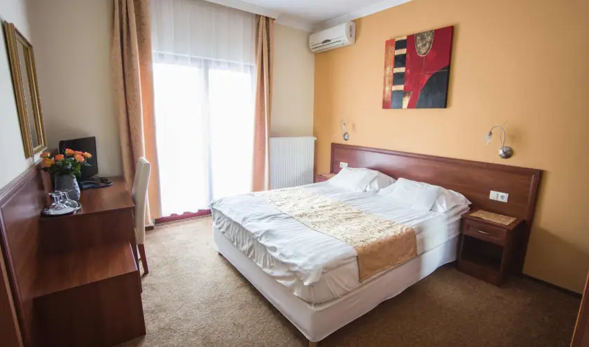 Hotel Vikt�ria S�rv�r - M�jus 1.