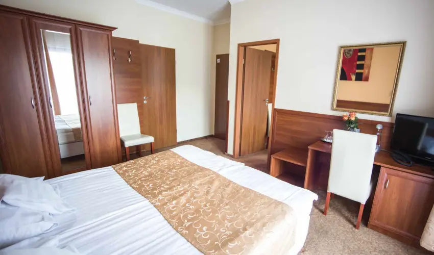 Hotel Vikt�ria S�rv�r - M�jus 1.