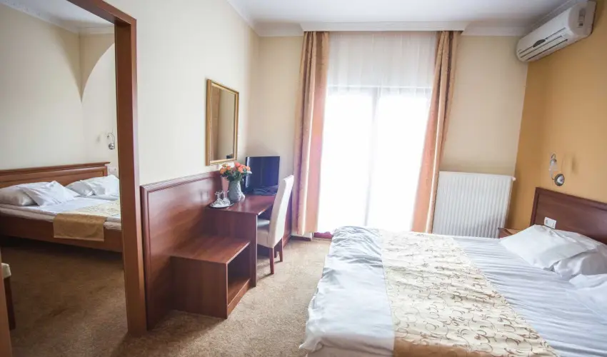 Hotel Vikt�ria S�rv�r - M�jus 1.