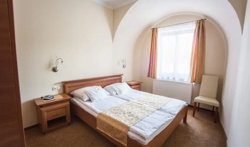 Hotel Vikt�ria S�rv�r - M�jus 1.