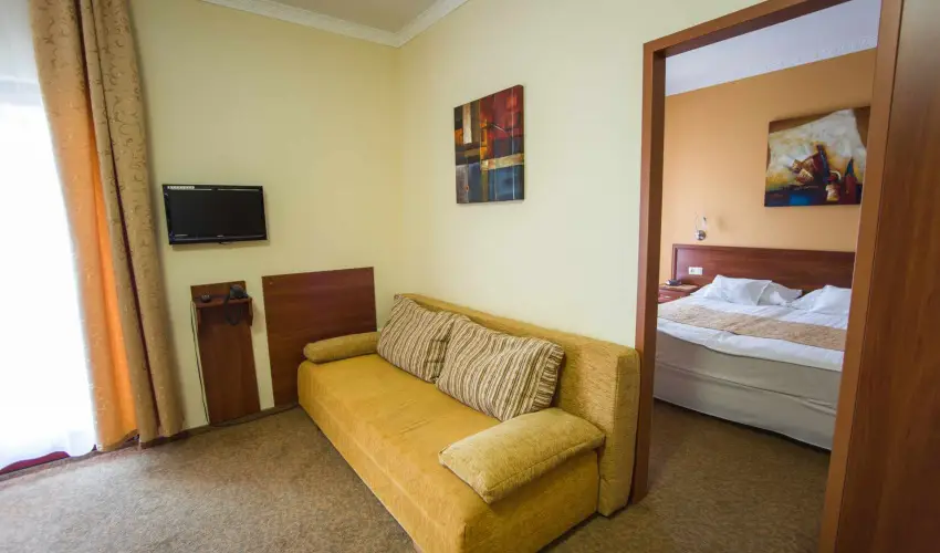 Hotel Vikt�ria S�rv�r - M�jus 1.