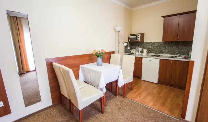 Hotel Vikt�ria S�rv�r - M�jus 1.