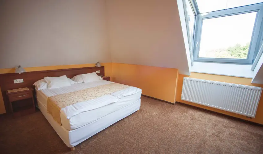 Hotel Vikt�ria S�rv�r - M�jus 1.