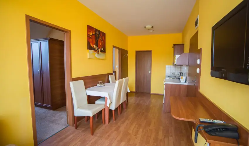 Hotel Vikt�ria S�rv�r - M�jus 1.