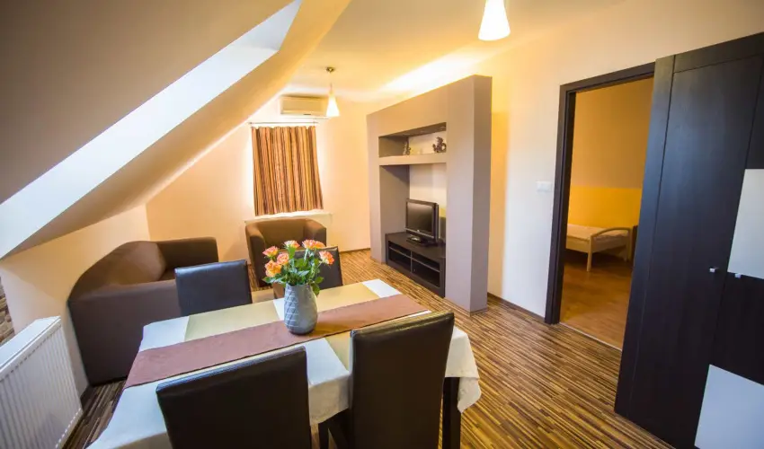 Hotel Vikt�ria S�rv�r - M�jus 1.