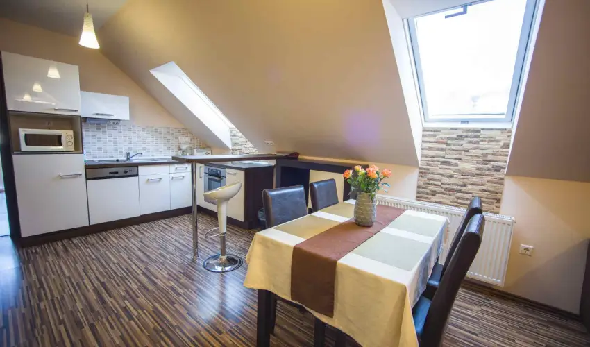 Hotel Vikt�ria S�rv�r - M�jus 1.