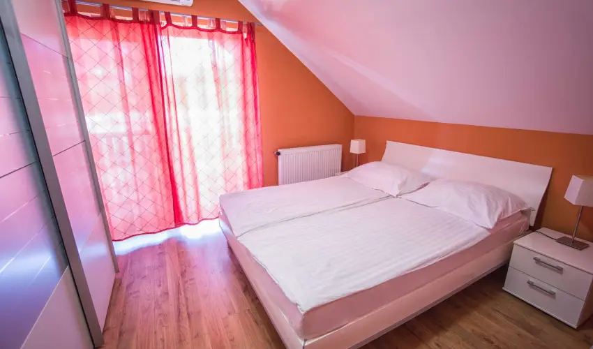 Hotel Vikt�ria S�rv�r - M�jus 1.