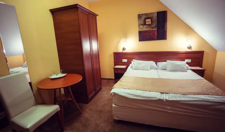 Hotel Vikt�ria S�rv�r - M�jus 1.