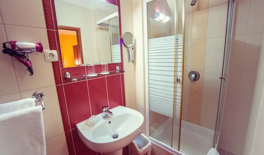 Hotel Vikt�ria S�rv�r - M�jus 1.