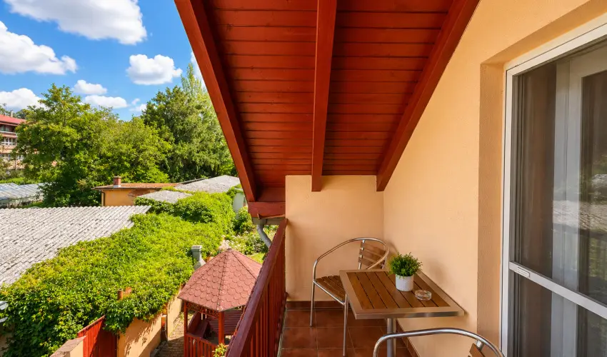 Hotel Vikt�ria S�rv�r - M�jus 1.