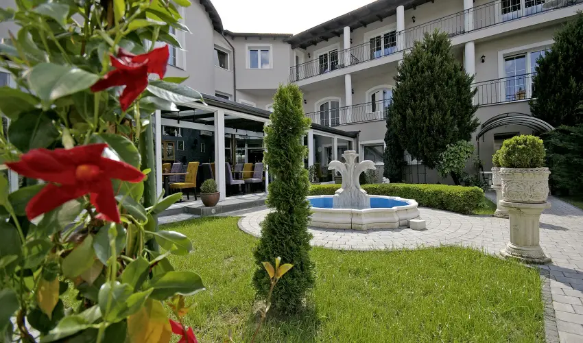 Hotel Xavin Hark�ny - M�jus 1.