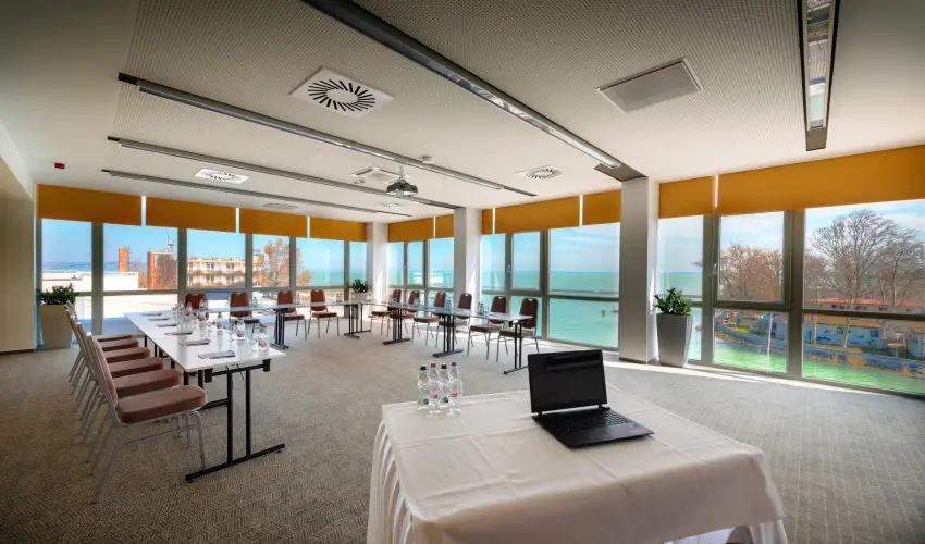 Hotel Yacht Wellness & Business Siófok - Május 1.