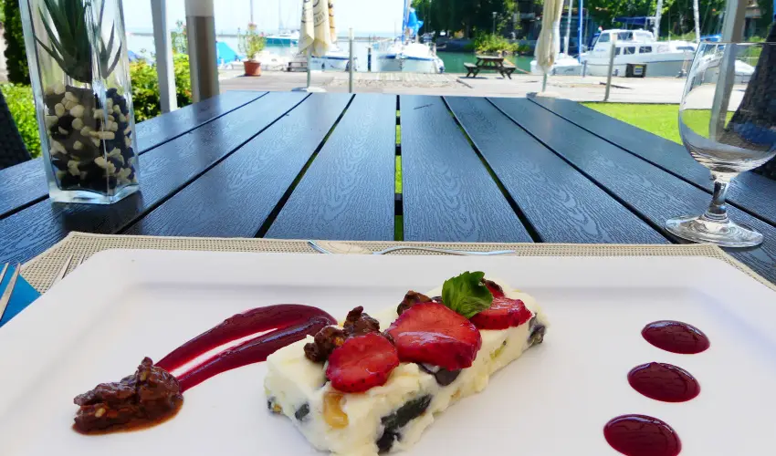 Hotel Yacht Wellness & Business Siófok - Május 1.