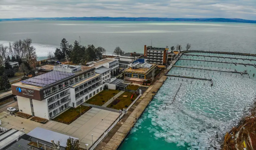 Hotel Yacht Wellness & Business Siófok - Május 1.