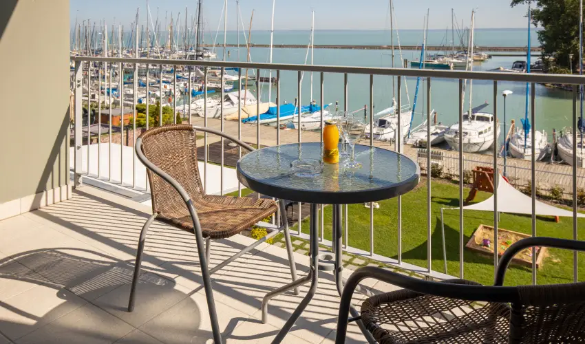 Hotel Yacht Wellness & Business Siófok - Május 1.