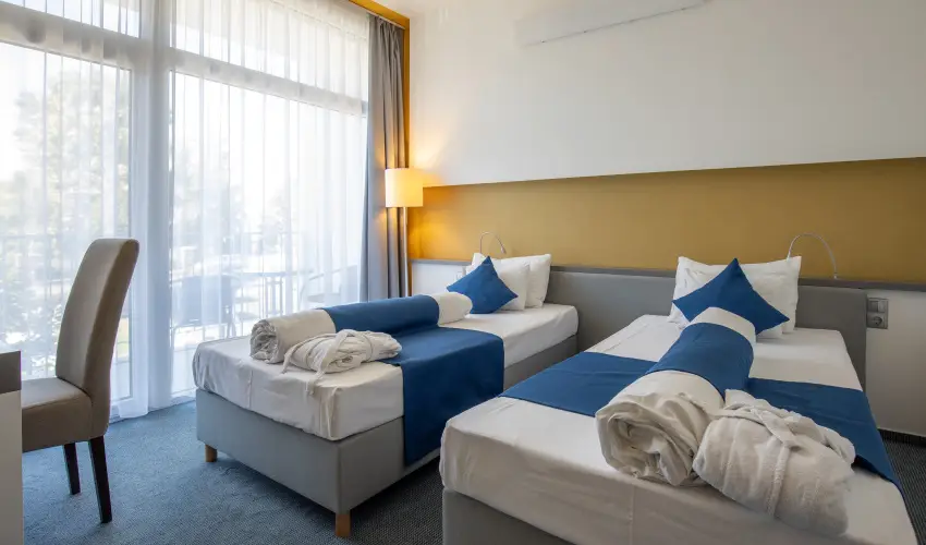 Hotel Yacht Wellness & Business Siófok - Május 1.