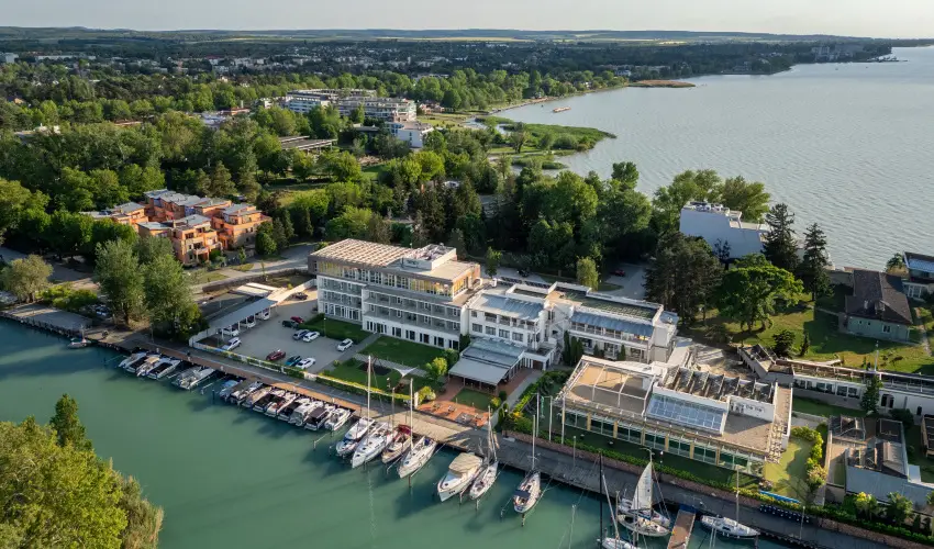 Hotel Yacht Wellness & Business Si�fok - M�jus 1.