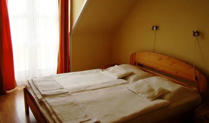 Therm�l Apartmanh�z Kom�rom - M�jus 1.