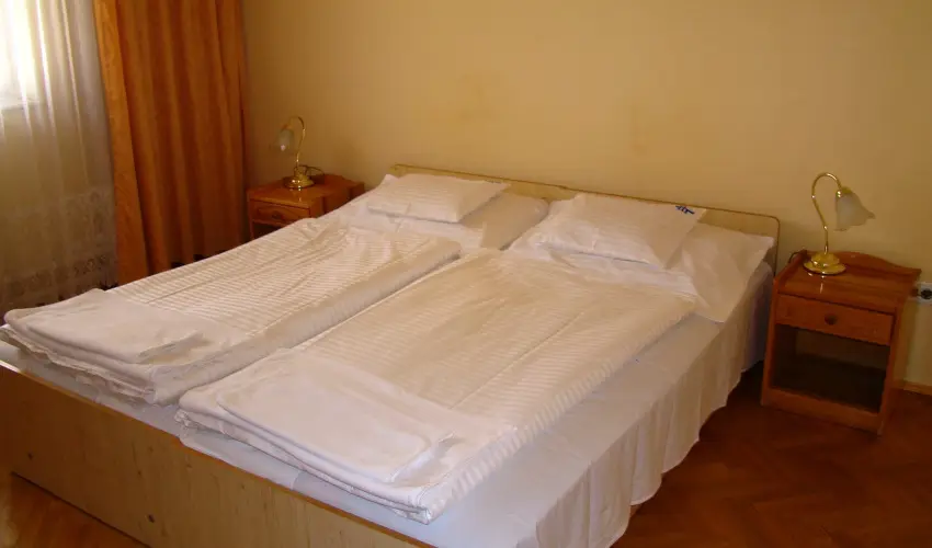 Therm�l Apartmanh�z Kom�rom - M�jus 1.