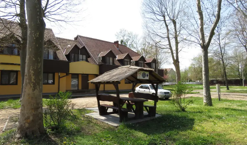 Therm�l Apartmanh�z Kom�rom - M�jus 1.