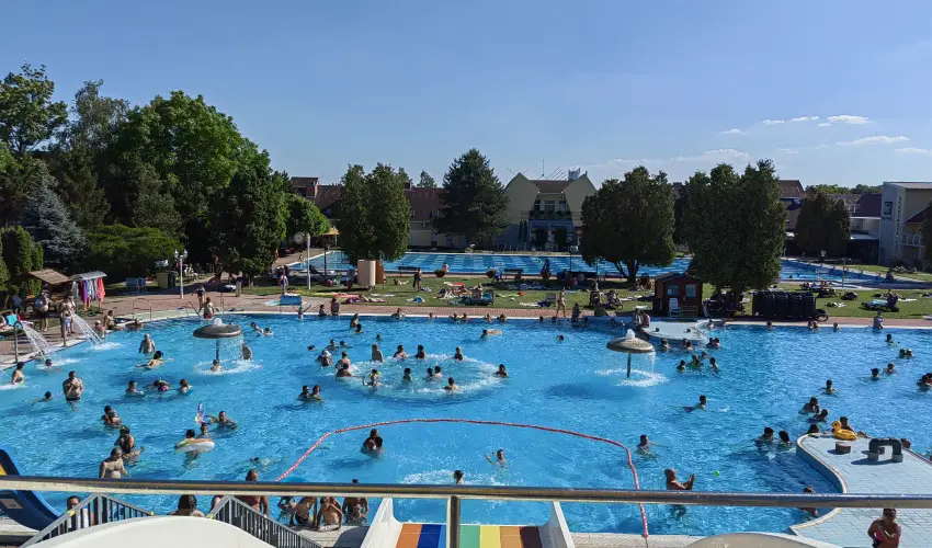 Therm�l Apartmanh�z Kom�rom - M�jus 1.