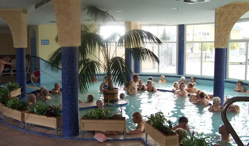 Therm�l Apartmanh�z Kom�rom - M�jus 1.