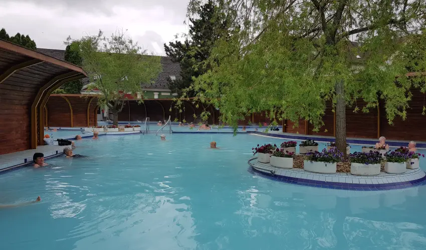 Therm�l Apartmanh�z Kom�rom - M�jus 1.