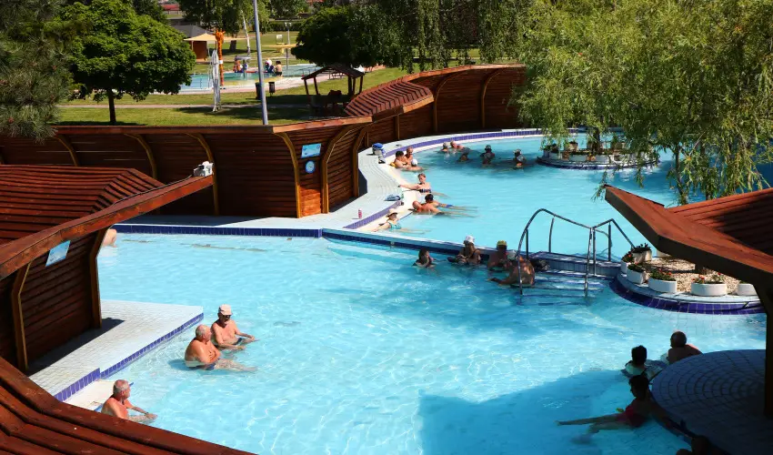 Therm�l Apartmanh�z Kom�rom - M�jus 1.