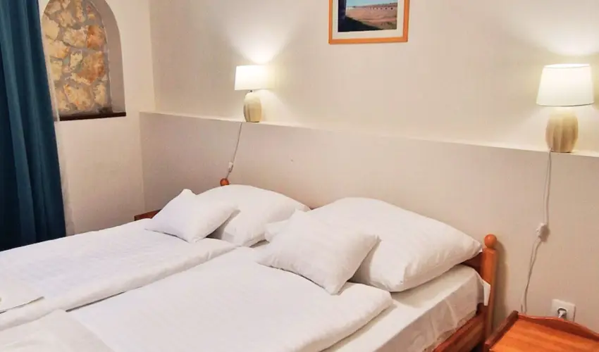 Therm�l Apartmanh�z Kom�rom - M�jus 1.