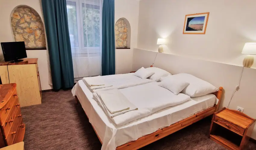 Therm�l Apartmanh�z Kom�rom - M�jus 1.