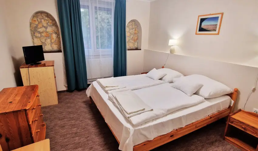 Therm�l Apartmanh�z Kom�rom - M�jus 1.