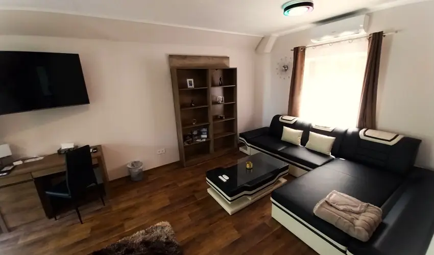 Hunor Vend�gh�z S�toralja�jhely - M�jus 1. (min. 2 �j)