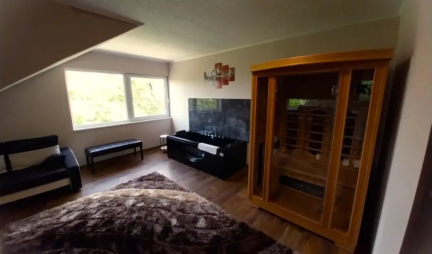 Hunor Vend�gh�z S�toralja�jhely - M�jus 1. (min. 2 �j)