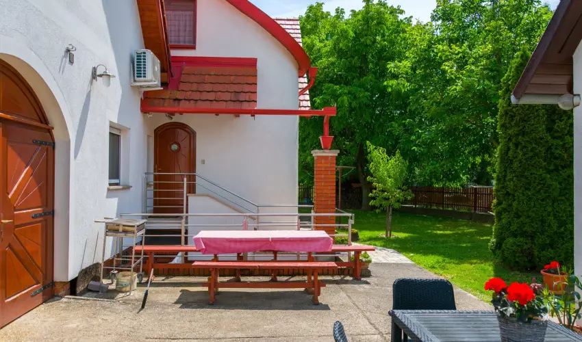 Huszár Vendégház Örvényes - Május 1.