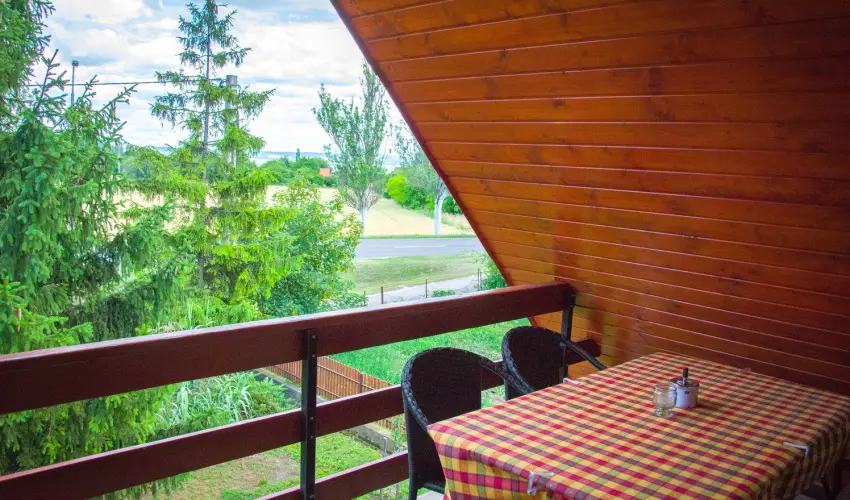 Huszár Vendégház Örvényes - Május 1.