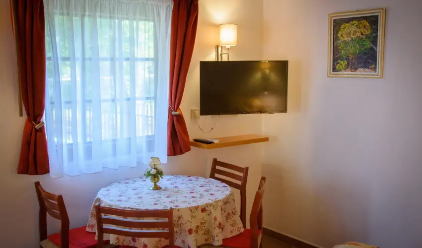 Huszár Vendégház Örvényes - Május 1.