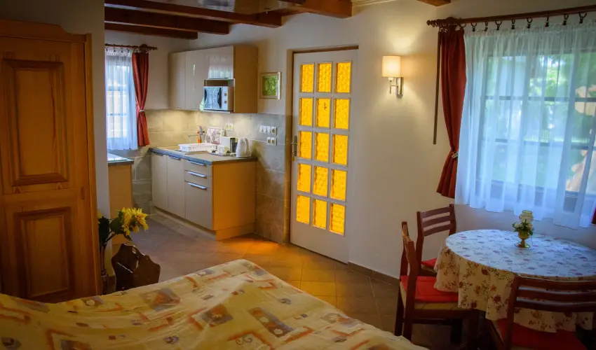 Huszár Vendégház Örvényes - Május 1.