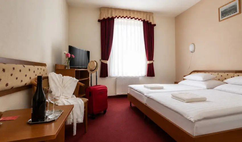Hotel Imperial Gy�gysz�ll� Kisk�r�s - M�jus 1.