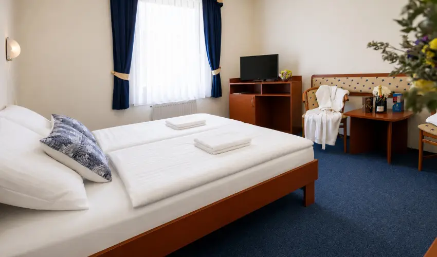 Hotel Imperial Gy�gysz�ll� Kisk�r�s - M�jus 1.